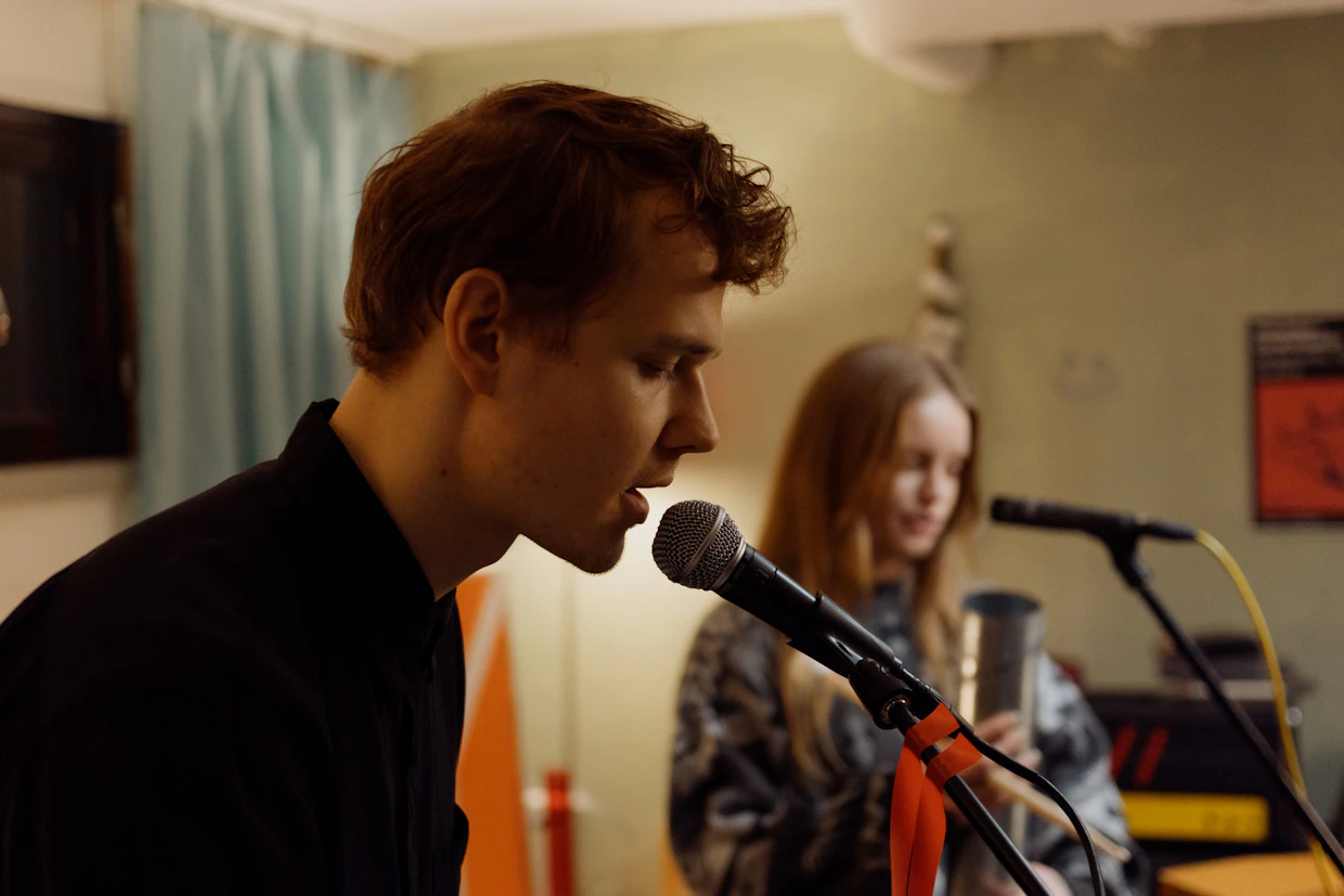Jossain on valo joka ei sammu -elokuvan musiikit äänitettiin kuvausten yhteydessä.