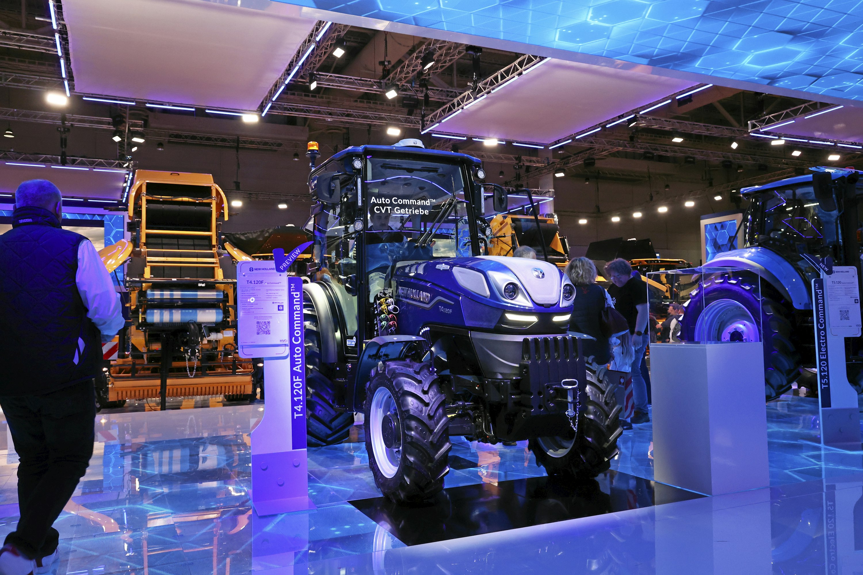 New Hollandin uusi, portaattomalla voimansiirrolla varustettu kapea T4.120 F Auto Command voitti erikoistraktoreiden TOTY Specialized -tittelin. 118-hevosvoimaisella FPT-moottorilla varustetun traktorin voi varustaa halutessaan SuperSteer-etuakselilla. Nykytyyliin traktori voidaan varustella täsmäviljelytekniikalla.