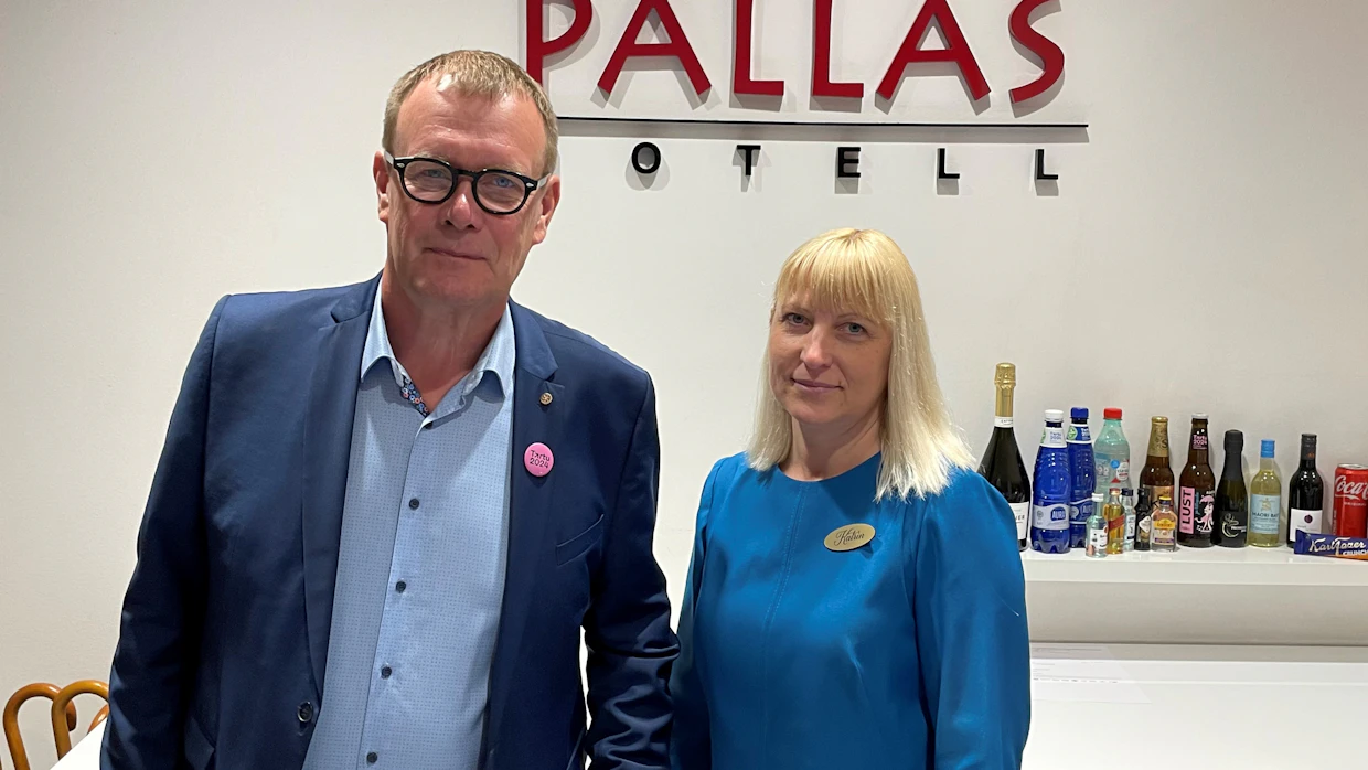 Hotellinomistaja Verni Loodmaa toivoi kulttuuripääkaupunkivuoden tuovan enemmänkin matkailijaryhmiä Tarttoon. Hotellin vastanotossa Katrin Elgas kirjasi vieraita sisään ja ulos hotelli Pallakseen.