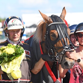 Liisan Tulilintu Harri ja Terhi Kotilaisen kanssa Nordic Queen -kisan voittajana.