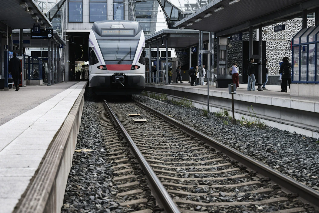 Fintraffic muistuttaa, että raiteilla liikkuvien ja rata-alueella seisovien junien lähellä liikkuminen on hengenvaarallista ja laitonta.