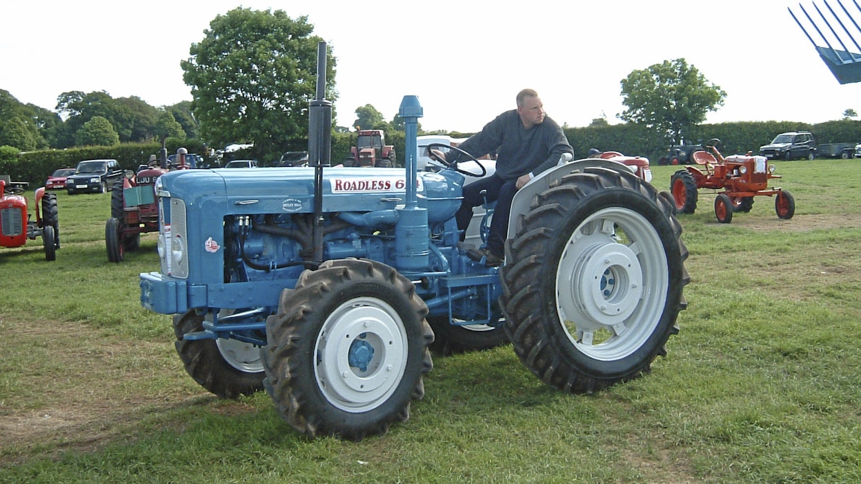 Fordson Super Majorista muunneltu 6-sylinterinen 4-veto Roadless Ploughmaster 6/4 ei kuulunut Oy Ford Ab:n viralliseen valikoimaan, mutta oletettavasti niitä tänne tuotiin – olihan Suomi Roadlessin suurimpia vientimaita. Voimansiirto kesti hyvin 76 hv:n tehon, heikoin osa oli GMC:n etuakseli. Englannissa Ploughmasterista on maksettu 50 000 euroa.