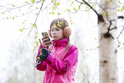 Hintan koulun nelosluokkalainen Noora Laajala ottaa kuvaa koivun lehdestä. Digikasvion kuvissa pitää olla mukana oma tunnistetikku.