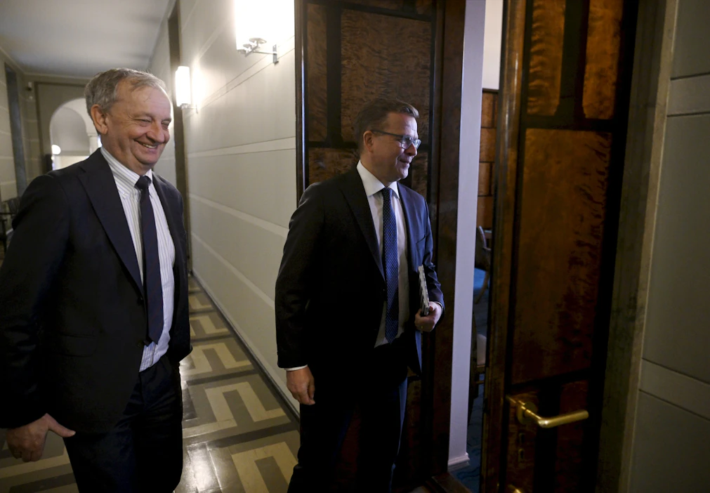 Liike Nytin puheenjohtaja Harry Harkimo (vas.) ei pidä realistisena, että hallitustunnustelija Petteri Orpo (kok.) pyytäisi Liike Nytiä hallitukseen. LEHTIKUVA / Antti Aimo-Koivisto.