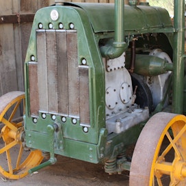 Maailman ensimmäinen dieseltraktori oli 2-sylinterinen 25 hv:n Benz-Sendling BS6. Kesällä 1922 esitellyn traktorin 5,7-litrainen etukammiodiesel saatiin käynnistymään kammesta puolipuristimen ja sylinterikansiin ruuvattavien hehkupatruunoiden avulla. Raskas vauhtipyörä helpotti osaltaan starttausta.