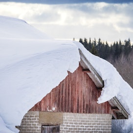 Suuressa osassa Suomea on nyt lunta keskimääräistä enemmän. Toistaiseksi katot eivät ole joutuneet koetukselle, mutta idän ja pohjoisen kuplahalleissa riskiraja on lähellä.