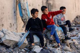 Unicefin tiedottaja sanoo, että Gazassa on tulitauon alettua kuollut yksi lapsi lähes päivittäin. Palestiinalaislapsia kuvattiin sunnuntaina Gazan kaupungissa. LEHTIKUVA/AFP.
