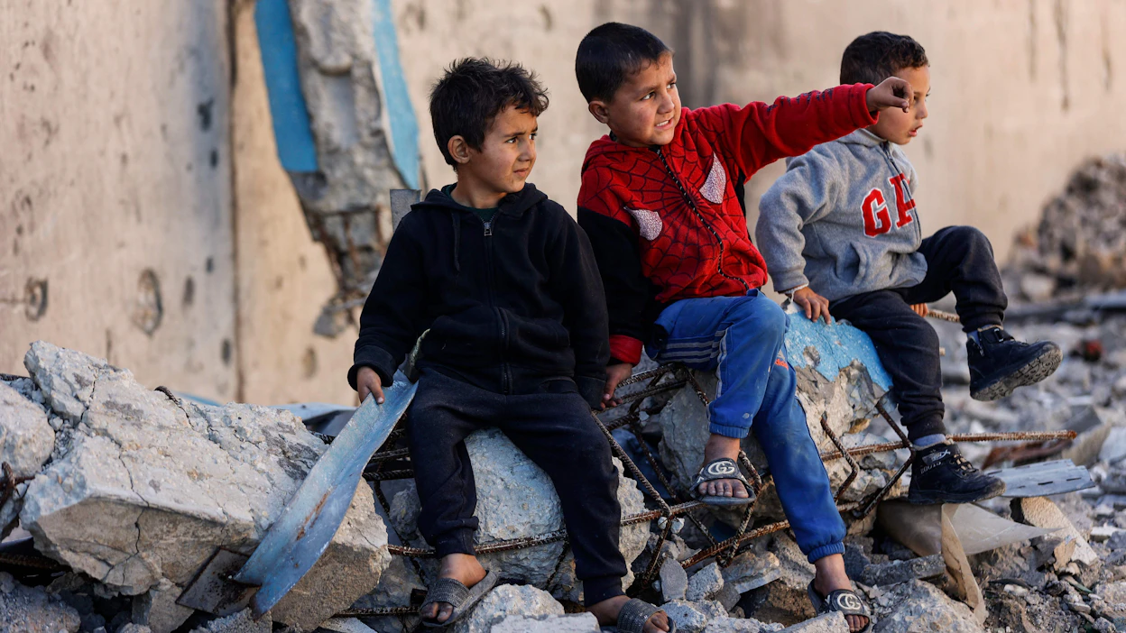 Unicefin tiedottaja sanoo, että Gazassa on tulitauon alettua kuollut yksi lapsi lähes päivittäin. Palestiinalaislapsia kuvattiin sunnuntaina Gazan kaupungissa. LEHTIKUVA/AFP.