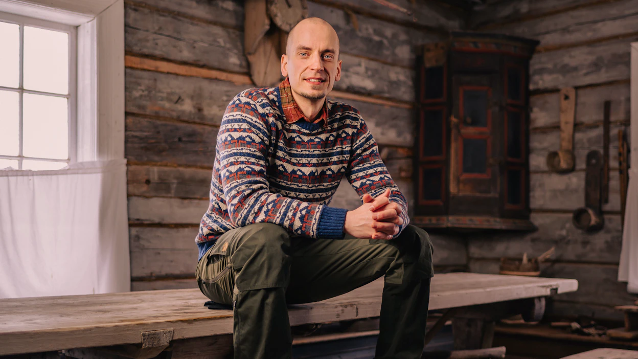Elokuvan ohjaaja, Jussi Försti on tuottanut useita lyhytdokumentteja perinteisestä maatalouskulttuurista. Kuva on otettu Evijärvellä Väinöntalon museolla.