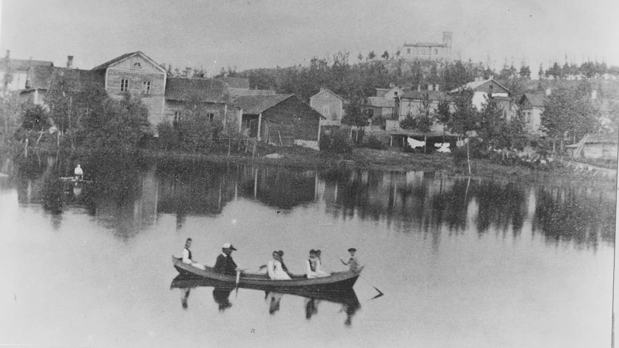 Savon sukujen on ajateltu tulleen Karjalan Kannakselta, Muolaan ja Äyräpään alueelta. Kuva on Mikkelin Likolammelta vuodelta 1897. Vasemmalla J.G. Liukkosen vuonna 1871 perustama viinanpolttimo ja spriitehdas.
