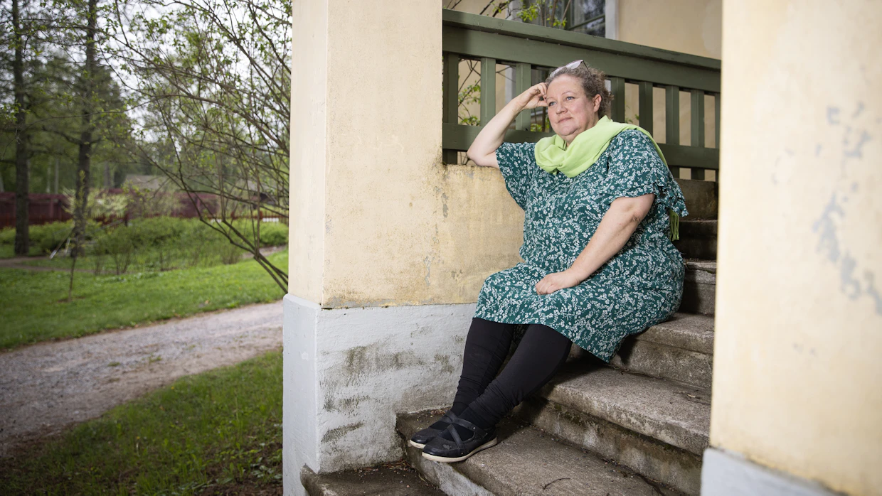 Nämä ovat vähän niin kuin Kielokosken kirjaston portaat, Liina Putkonen toteaa, kun etsitään sopivaa kuvauspaikkaa Seurasaaressa Helsingissä. Mielikuvituskirjaston esikuva on Putkosen lapsuuden kesistä: Elias Lönnrothin aloitteesta 1867 perustettu Sammatin kirjasto.
