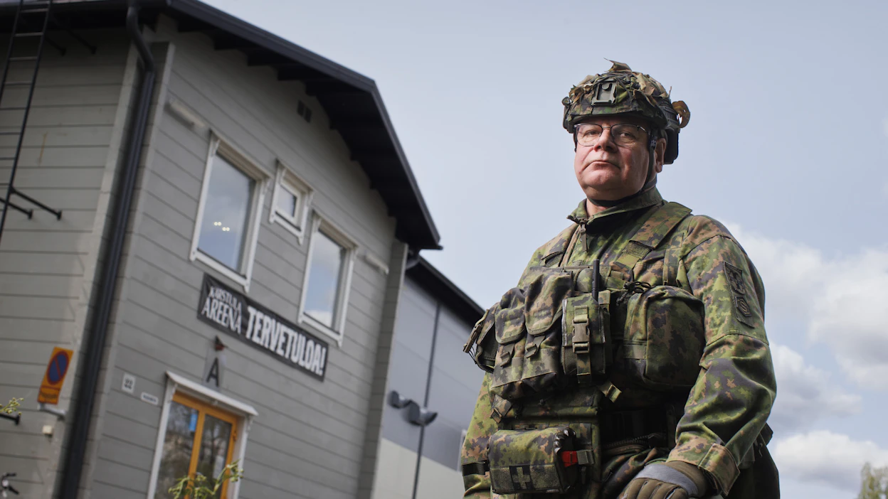 Finn-Savotta saa luvan laajentaa tuotantoaan Karstulan jäähallin tiloihin. Savotta Groupin hallituksen puheenjohtaja Uljas Valkeisen mukaan yhden henkilön junailema valituskierre asiassa tuotti yritykselle satojentuhansien eurojen tappiot.