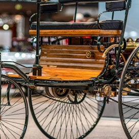 Carl Benzin Patent-Motorwagenin kopio on nähtävissä Stuttgartin Mercedes-Benz-museossa.