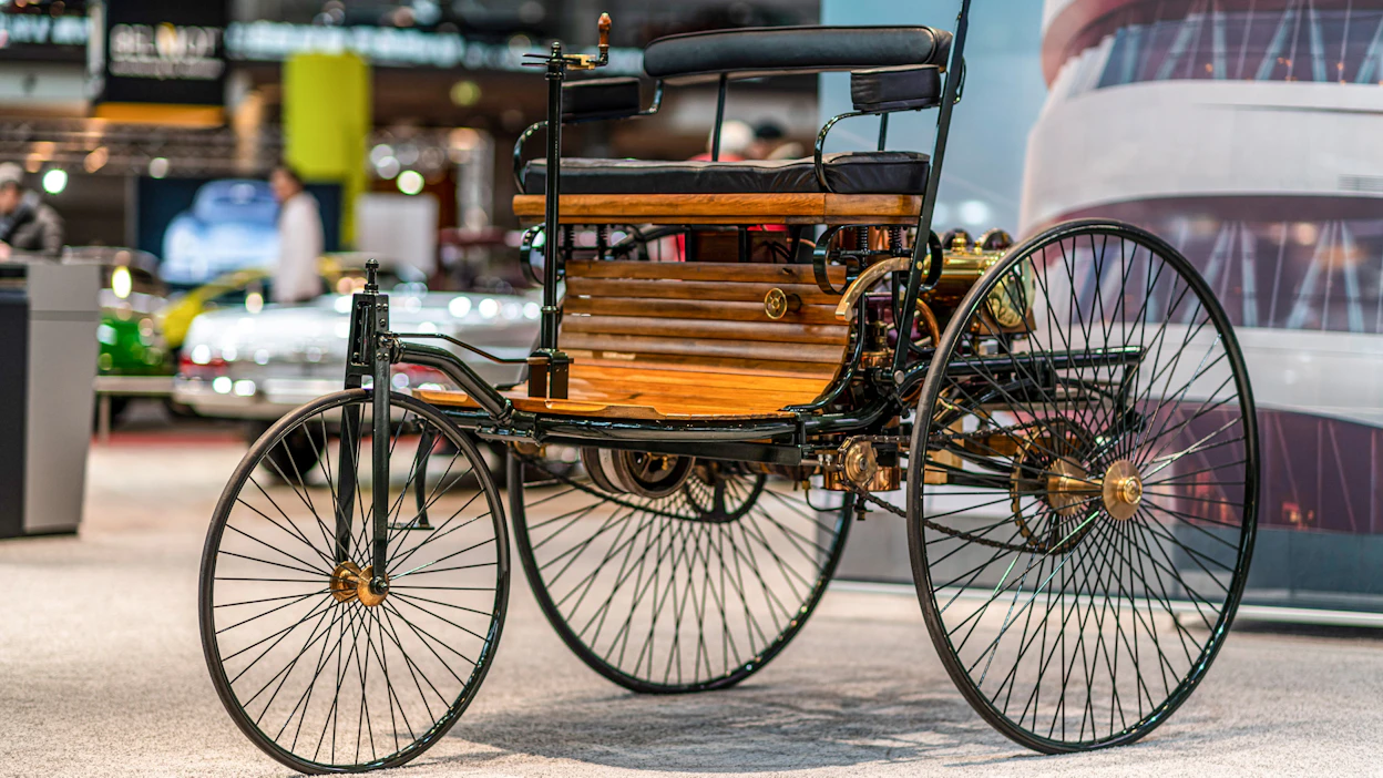 Carl Benzin Patent-Motorwagenin kopio on nähtävissä Stuttgartin Mercedes-Benz-museossa.