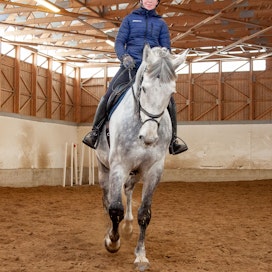 Ratsastustapaturmien ehkäisyssä korostuvat ratsastajan taito ja fyysinen kunto. Tarja Autio pitää täysihoitotallia ja ratsuttaa hevosia Ylivieskassa. Hänelle hevoset ovat työ ja harrastus. Ratsuna on ruuna Zorbas.
