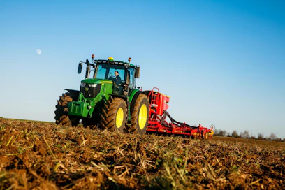John Deere 6250R on 6R-sarjan tehokkain malli. Tuplaturboin ahdettu 6,8-litrainen moottori tuottaa älyteholla 300 hevosvoiman maksimitehon, ilman älytehoakin voimaa on 275 hevosvoimaa.