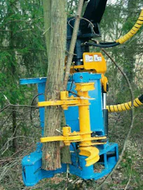 Abab Klippen 250 Nipistelijä energiakouraa edustaa Suomessa Logman Oy. Koura toimii giljotiinikatkaisulla (25 cm), ei karsi, mutta on keräävää tyyppiä. Pihdeistä toinen puolikas on kiinteitä leukoja rungossa; vastakkaiset ovat liikkuvia. Koura painaa 380 kiloa. Työpaine on 210 baaria ja öljyntarve 80 l/min. Valmistaja on Allan Bruks AB, Ruotsi. Hinta Suomessa on 36 000e +alv. Se sisältää 320 astetta kääntyvän rotaattorin ja kouran ohjausautomatiikan.