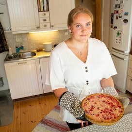 Salolaisen Ella Turpeisen keittiössä kokeillaan jatkuvasti uutta. Tällä kertaa Ella leipoi mansikka-raparperi-granaattiomenapiirakkaa.