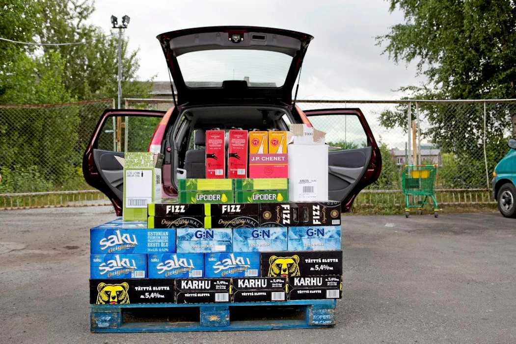 Alkoholin tuontia Virosta on rajoitettu viime aikoina niin, että rajoitukset eivät ole koskeneet yhtä voimakkasti omalla autolla tuomisiaan kuljettavia kuin kävellen laivaan kulkevia.