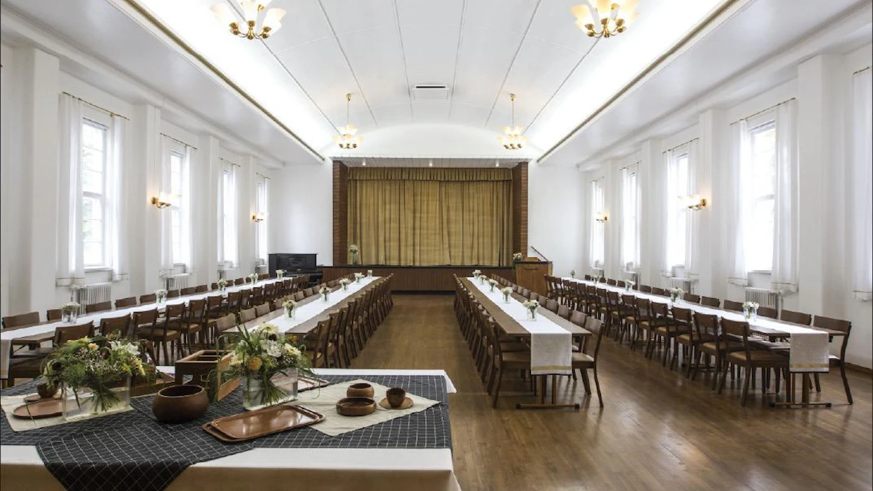 Juhlasalin väritys on rauhallinen. Tilan seinät olivat 1950-luvulla valkoiset, mutta vuosien varrella ne olivat saaneet päälleen aikakausien tyylien mukaisia maalipintoja. Markku Vuorikari