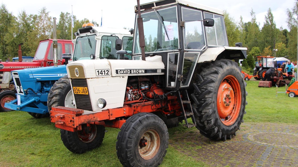 David Brown 1412 -traktoria valmistettiin vuosina 1974-80.