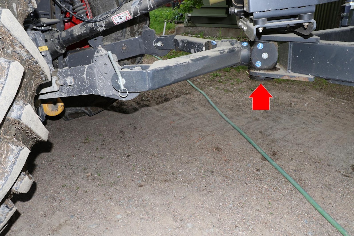 Ruiskua vedetään traktorin vetovarsiin kiinnitetyllä vetohaarukalla tai -kolmiolla, joka on yhdistetty ruiskun runkoon nivellellä, joka mahdollistaa haarukan kääntymisen ja kiertymisen.