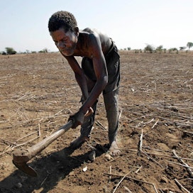 Viljelijä muokkaa peltoaan Malawissa, eteläisessä Afrikassa. Ilmastonmuutos kuivattaa viljelyalueita ja pakottaa nälänhätää kärsivät ihmiset liikkeelle. Miljoonat ovat paenneet kodeistaan.
