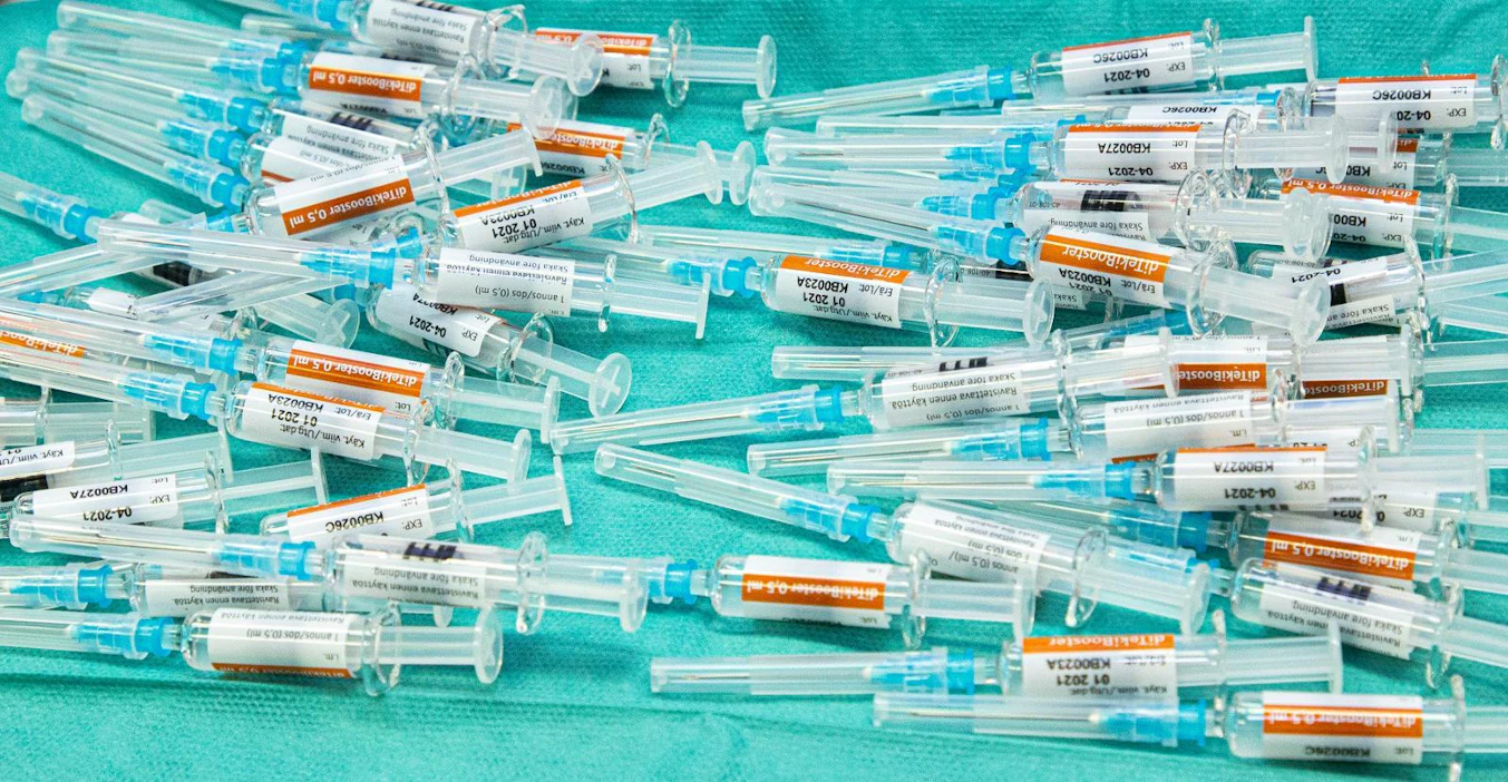 Rokotteiden ja lääkkeiden valmistus perustuu globaaliin arvoketjuun. Kuvituskuva.