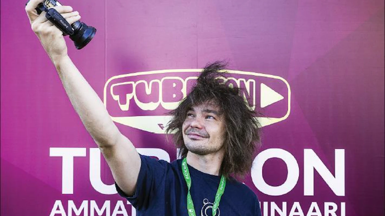 Biisonimafia-sketsiryhmän keulahahmo Kaitsu Rinkinen aloitti videoiden teon kuvaamalla skeittaus- ja lumilautailuvideoita. Sittemmin hän on tehnyt yhteistyötä esimerkiksi Duudsoneiden kanssa. Biisonimafian suosituimpia Youtube-videoita on katsottu lähes miljoona kertaa. Kari Salonen