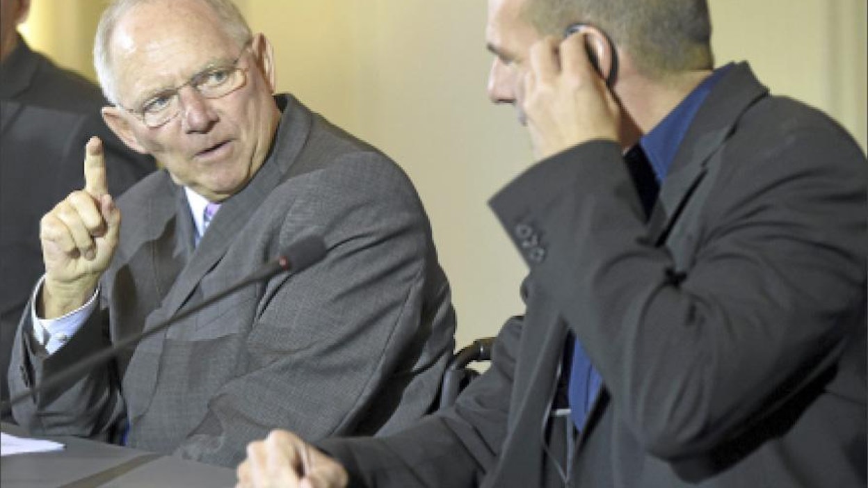 Odd Andersen/AFP PHOTO /ODD ANDERSEN Saksan valtiovarainministeri Wolfgang Schäuble heristeli sormeaan kreikkalaiskollegalleen Giánis Varoufákisille eilen Berliinissä. Saksa ei hyväksy Kreikan velkojen leikkaamista.