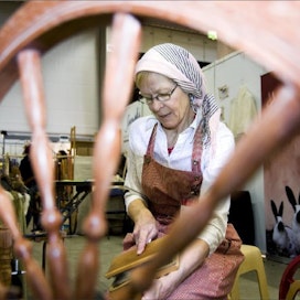 Liisa Lehtosen mielestä perinnekarstoilla on helppo työstää villaa. Lauri Salminen