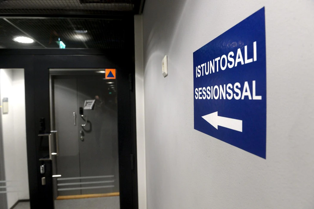 Helsingin käräjäoikeus vangitsi lauantaina 12 ihmistä todennäköisin syin epäiltyinä murhasta.