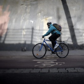 Enemmistö nuorista pitää pyöräilykypärän käyttöä ainakin jokseenkin tarpeellisena pyöräilijän turvallisuuden kannalta. LEHTIKUVA / Antti Aimo-Koivisto