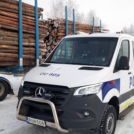 Oulun poliisilaitoksen liikennevalvontayksikkö tarkastamassa puutavaralastissa olevaa kuorma-autoa.