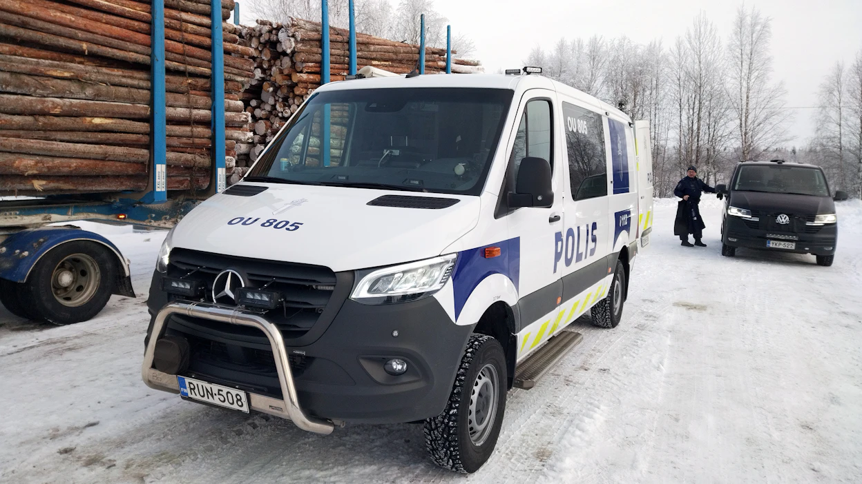 Oulun poliisilaitoksen liikennevalvontayksikkö tarkastamassa puutavaralastissa olevaa kuorma-autoa.