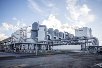 Metsä Groupin Kemin biotuotetehtaan haihdutinyksiköt. Kuvituskuva.