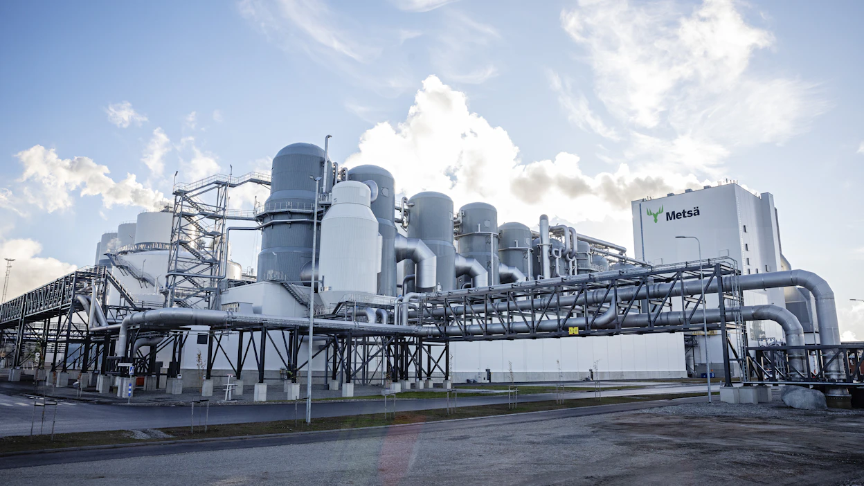 Metsä Groupin Kemin biotuotetehtaan haihdutinyksiköt. Kuvituskuva.