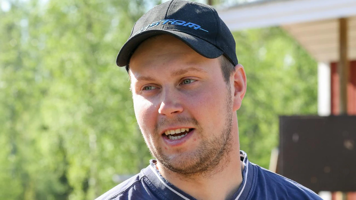 Joni-Petteri Irri ja Jenni Kaija hakevat Andofaxista heidän käsissään montén Suomen mestariksi kehittyneen Licence Holderin seuraajaa. Licence Holder otti kaiken kaikkiaan raviratsastuksessa 25 voittoa. Uran ykkössaldo oli yhteensä 29.