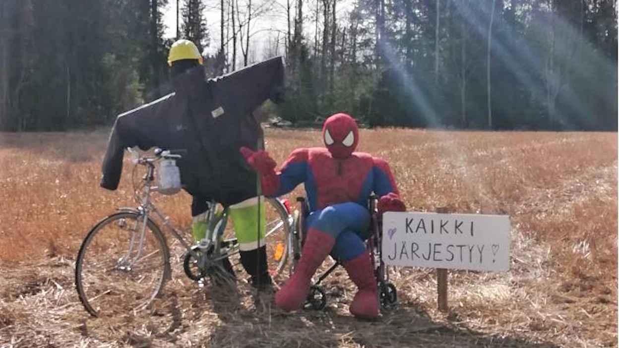 Suvi Isosävi Sastamalasta pystytti pellolle ohikulkijoita tsemppaavan parivaljakon.
