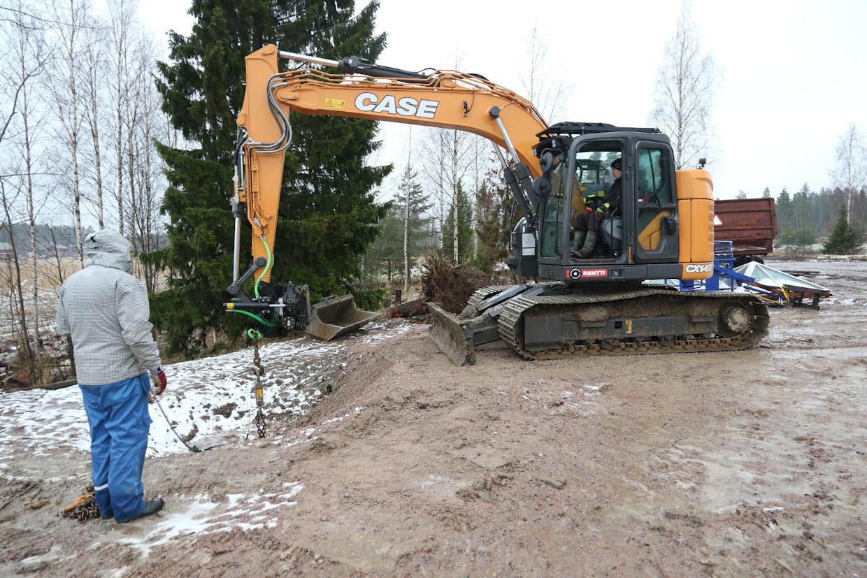 Testikone poikkesi hieman jatkossa Suomeen tuotavista malleista, sillä vastapaino oli 700 kiloa kevyempi. Tämä yhdistettynä lyhyeen alavaunuun vaikuttaa kaatokuormiin. Voima-arvot olivat kuitenkin mainiolla tasolla.