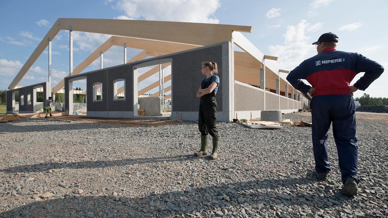 Tuukka ja Kaisa Laitila rakentavat uutta pihattoa Haapavedellä.