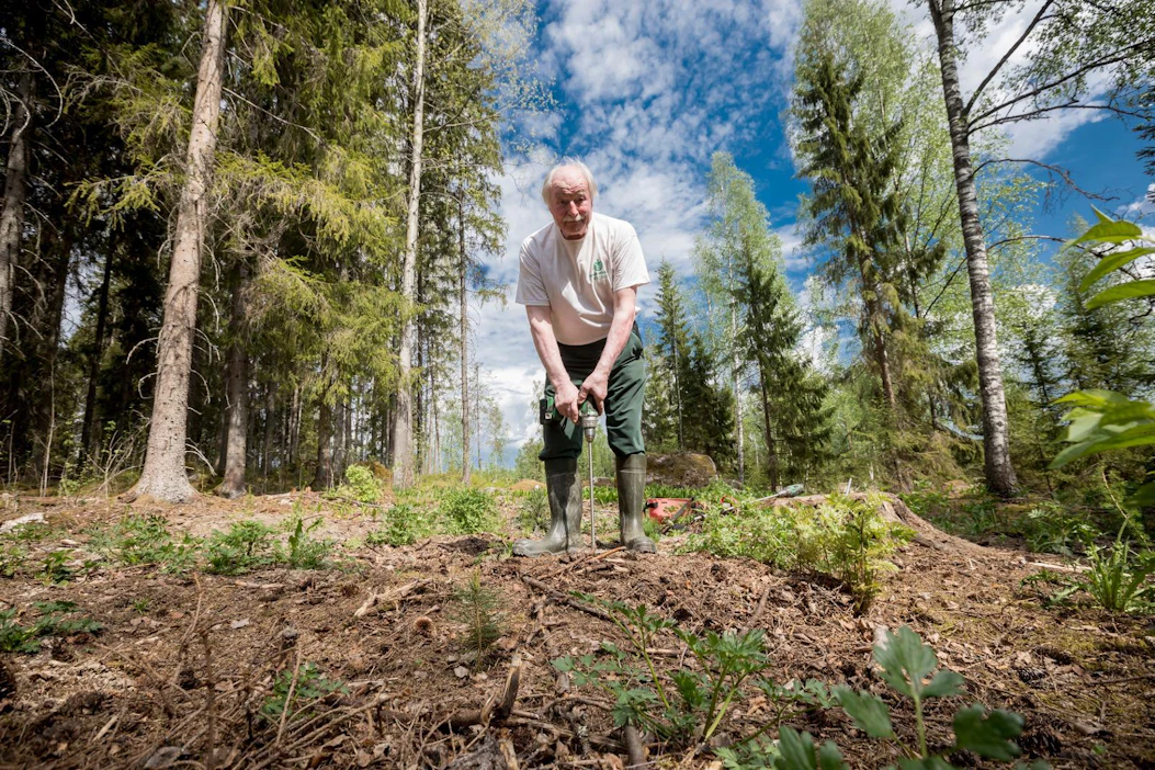 Seppo Rantakallio kyllästyi koneelliseen maanmuokkaukseen ja kehitti akkuporakoneeseen istutusterän.