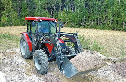 Case IH JXC:n ja Triman risteytyksen seurauksena syntyy näppärän kokoinen kuormainkone.