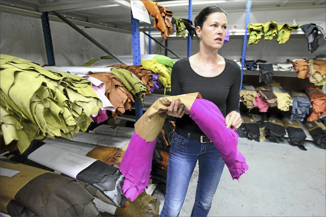 Carita Pöntiö kertoo, että porotalouden sivusektorilla toimivan tehtaan nahkoista 55 prosenttia lähtee vientiin. ”Raaka-aineen hinta varmasti nousee syksyllä.” Aki Paavola
