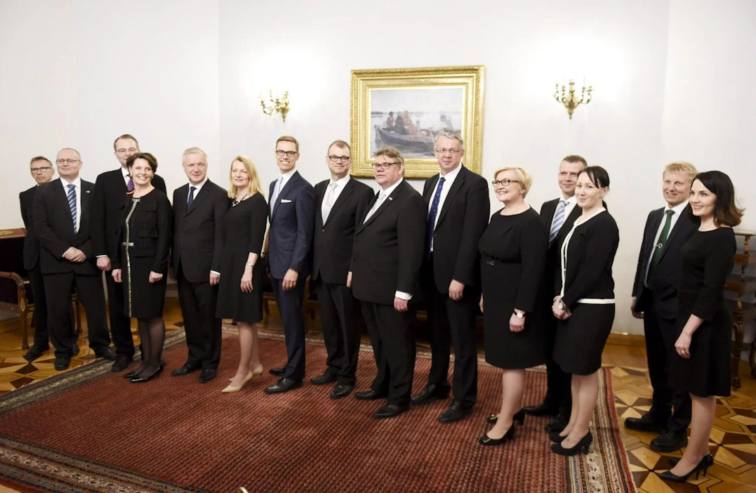 Sipilän uusi hallitus valtioneuvoston juhlahuoneistossa Smolnassa toukokuussa 2015. LEHTIKUVA / ANTTI AIMO-KOIVISTO