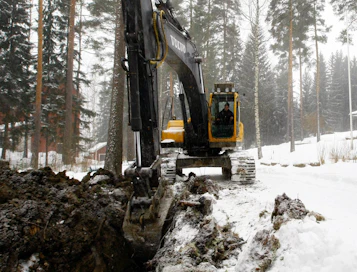 Valokuituverkkoa on rakennettu monin paikoin maaseudulle yhteiskunnan tuella.