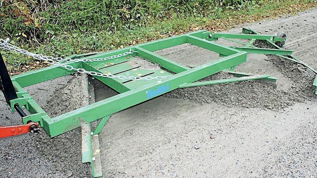Kellfri 37-V200 painaa 365 kiloa, työleveys on 200 senttiä ja kokonaispituus 4,2 metriä. Rakenteeltaan lana on riittävän vankka yksityiskäyttöön, Terät on tuettu asiallisesti, eikä hitsauksissa ole fuskattu.