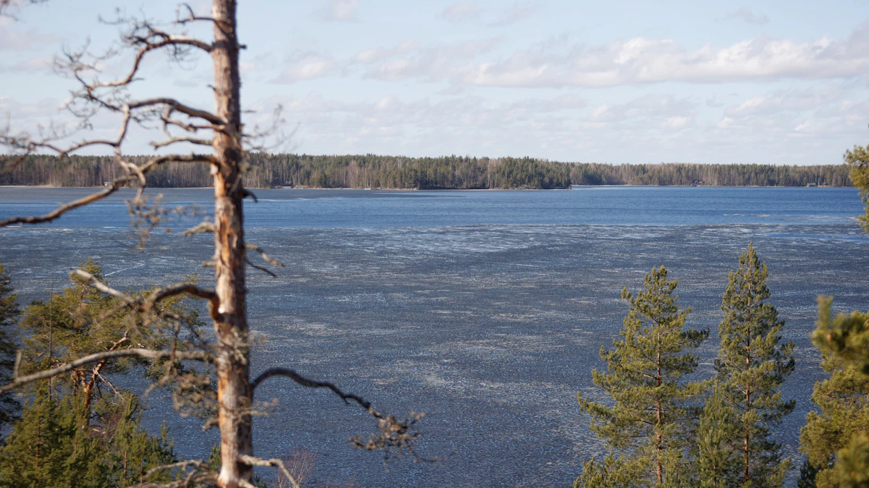 Aurinkoinen ja tuulinen sää sulattaa Heinolan Ruotsalaisesta jäät niin, ettei niille ole enää uhkarohkeimmallakaan pilkkijällä asiaa.