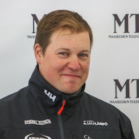 Voittosummalla mitattuna maan valmentajatilastoa ylivoimaisesti johtava Antti Ojanperä panostaa taas, mutta vastaavasti lähtöpuolellakin on ollut hevosia. Tallin pääluku on tarkoitus vakiinnuttaa kolmeenkymmeneen.