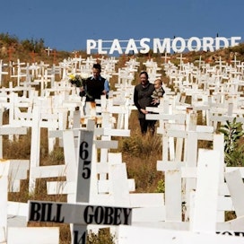 Valkoiset ristit on pystytetty Etelä-Afrikan Limpopon provinssiin. Murhattujen viljelijöiden muistomerkillä jokainen risti edustaa yhtä väkivaltaisen hyökkäyksen seurauksena kuollutta viljelijää.